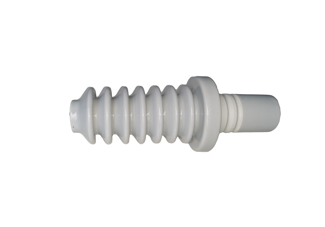 Une partie plus inférieure a vissé la bague de porcelaine de transformateur du CEI 25kV