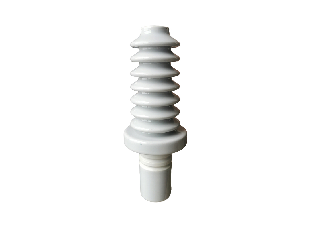 Une partie plus inférieure a vissé la bague de porcelaine de transformateur du CEI 25kV