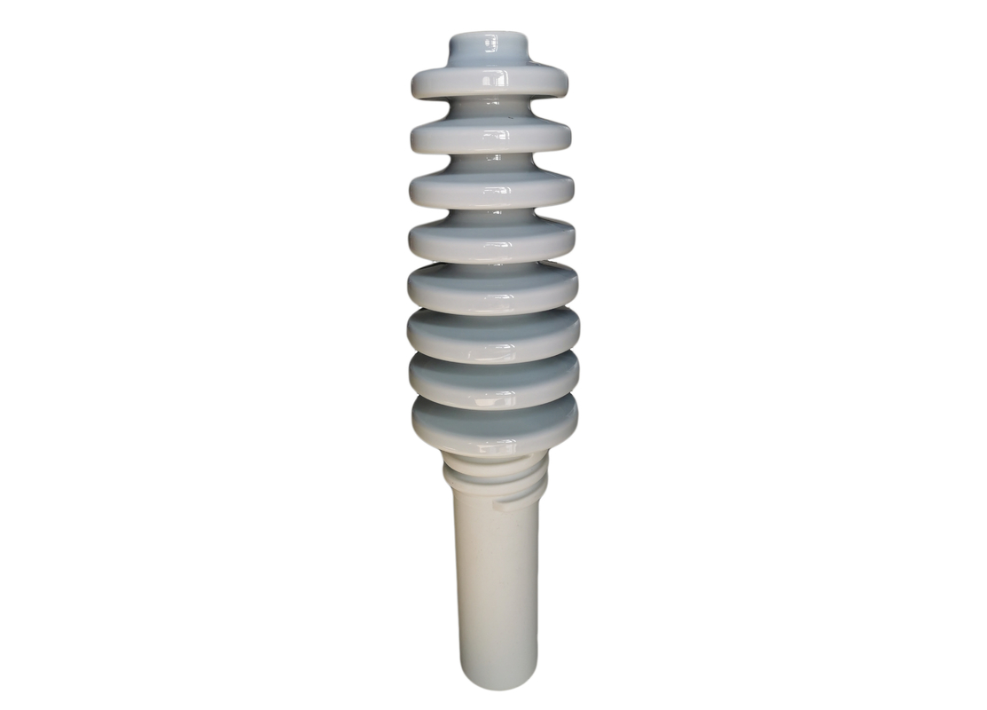 Une partie plus inférieure a vissé des isolateurs de ligne électrique de porcelaine de la porcelaine C110 34.5kV