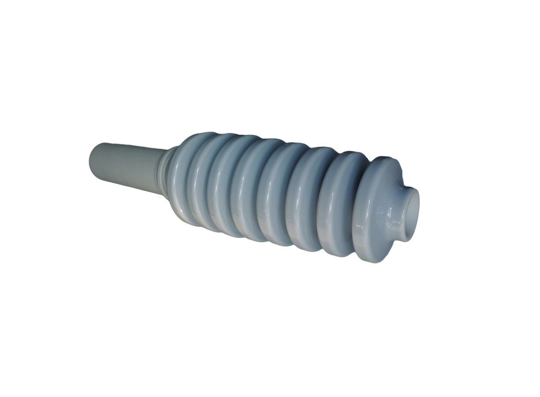 Une partie plus inférieure a vissé des isolateurs de ligne électrique de porcelaine de la porcelaine C110 34.5kV