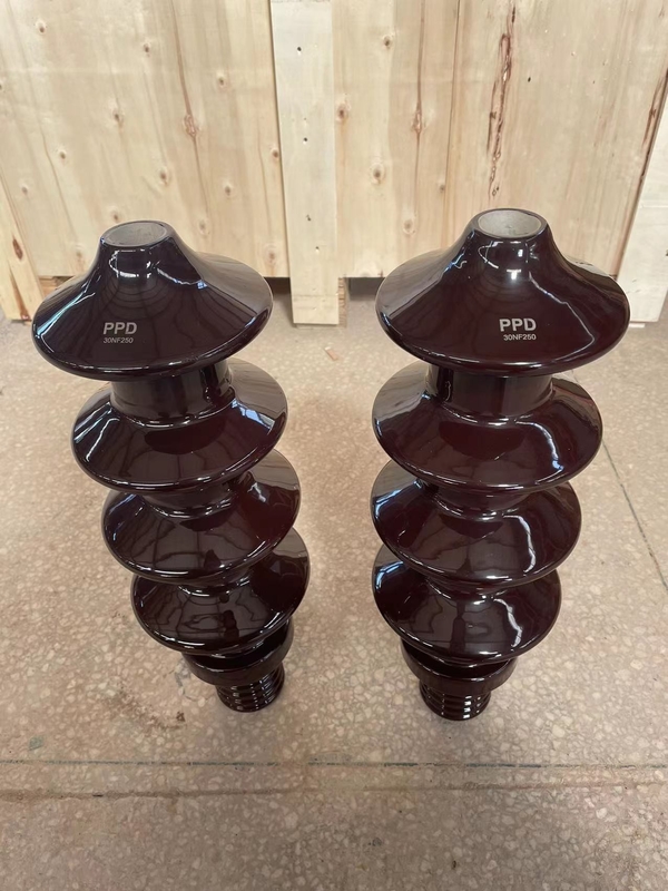 La bague standard de porcelaine de transformateur DIN 30kV 250A avec Brown a glacé