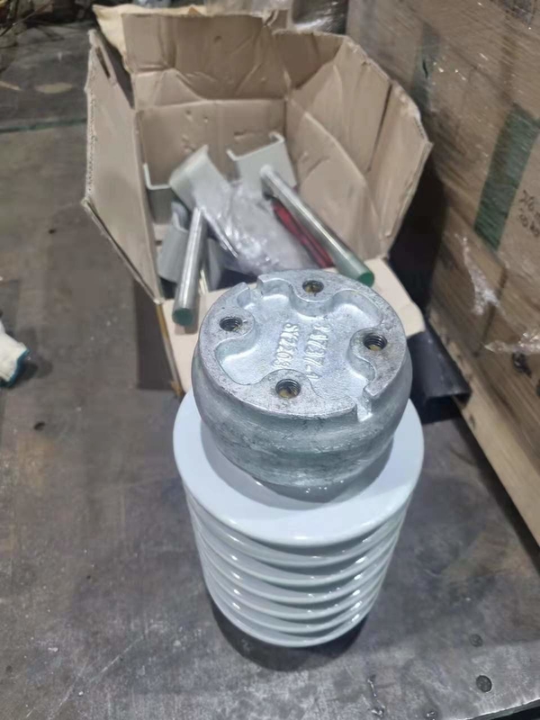 OEM de la norme ANSI TR-208 de l'isolateur 8.9kN de porcelaine de Gray Glazed Station Post Electrical